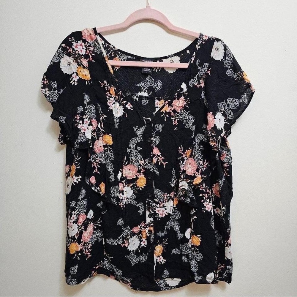 Torrid black floral ruffle blouse with buttons size 0